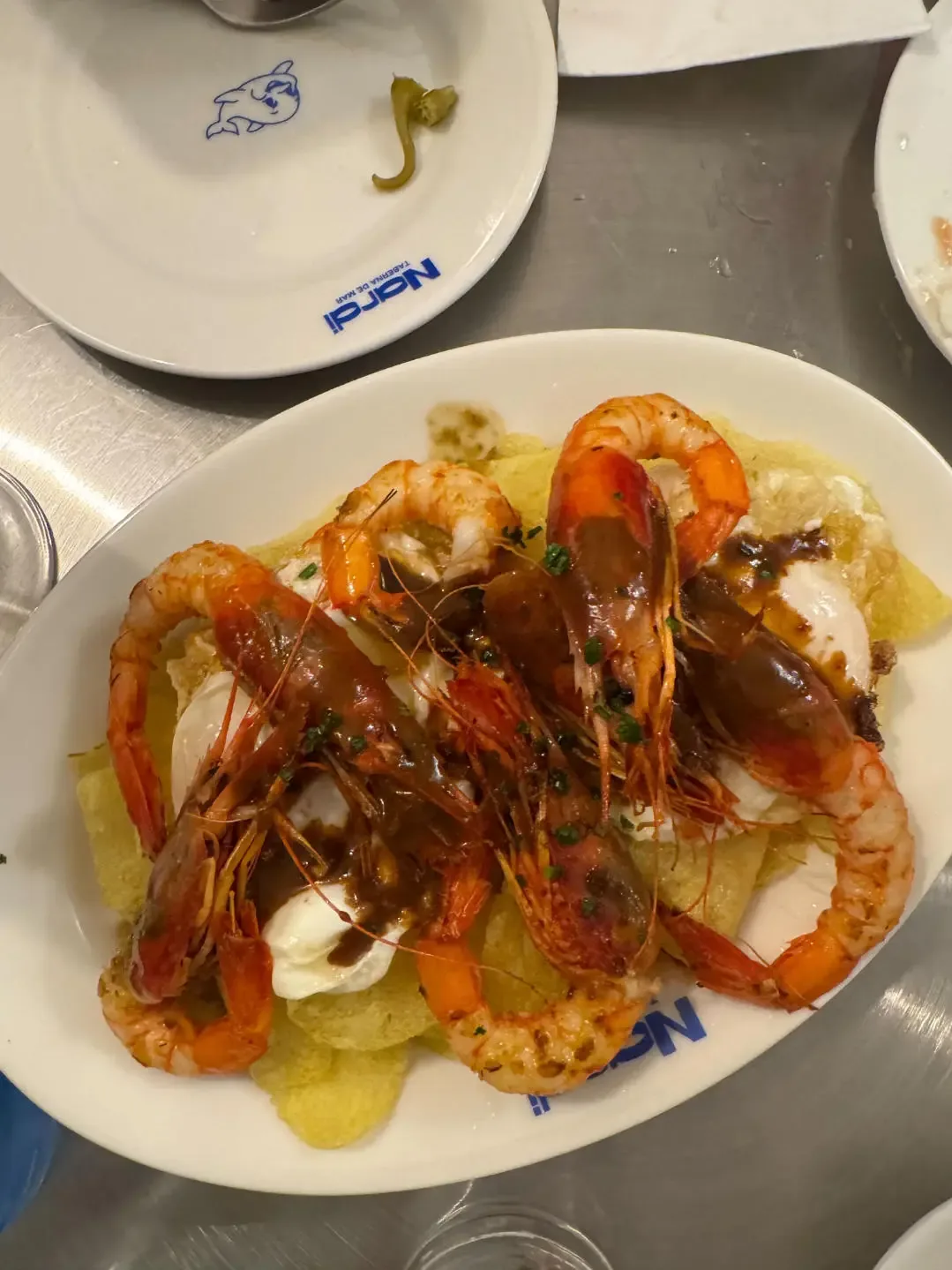 Gambas rojas con verduras de temporada, en plato con el logo de Nardi