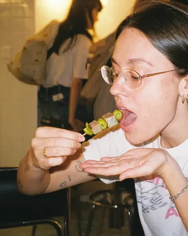 Una clienta se come una gilda en el comedor de Nardi