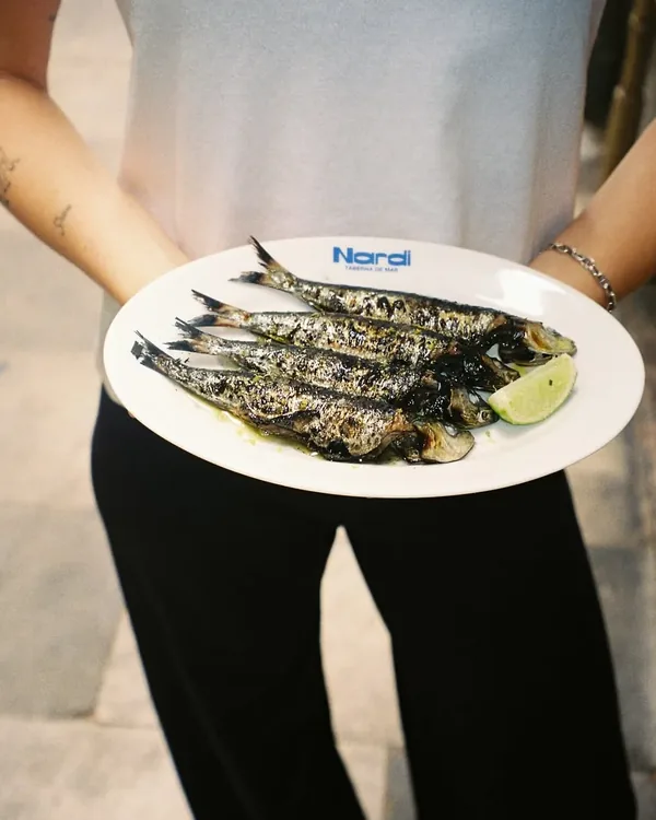 Sardinas asadas con lima, en un plato con el logo de Nardi